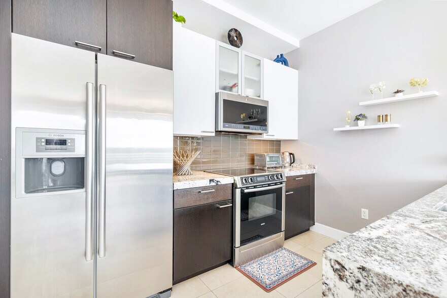 Building Photo - 111 SE 2nd St