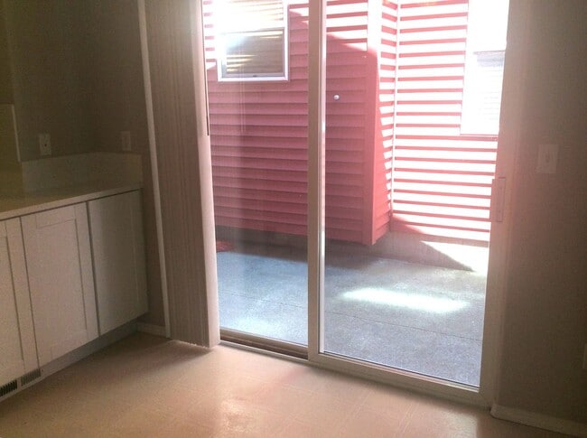 Building Photo - Charming 3 Bedroom Home - Available Now! Seatac area