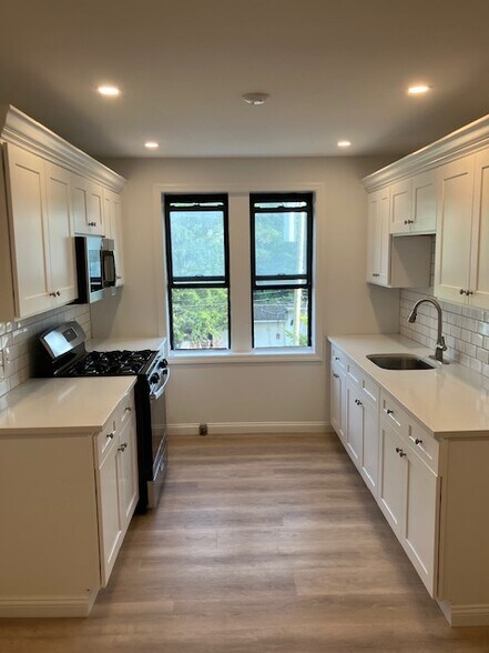 Building Photo - 214 Rockland Ave
