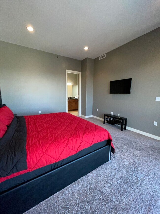 Building Photo - COMING SOON! Stunning 2-Bed, 2-Bath Condo ...