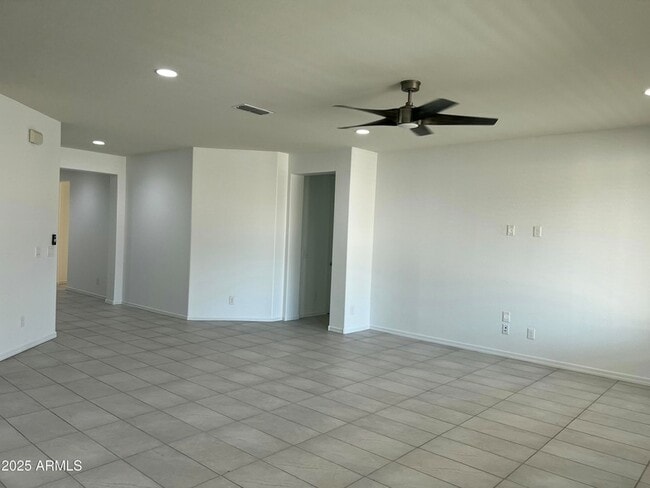 Building Photo - 8757 W Rancho Dr