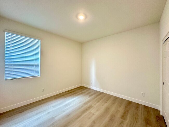 Building Photo - Saguaro North