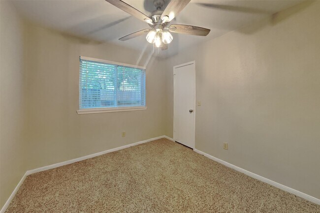 Building Photo - 9214 Palm Shores Dr