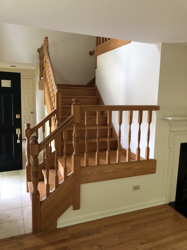 Building Photo - 16 Village Victoria