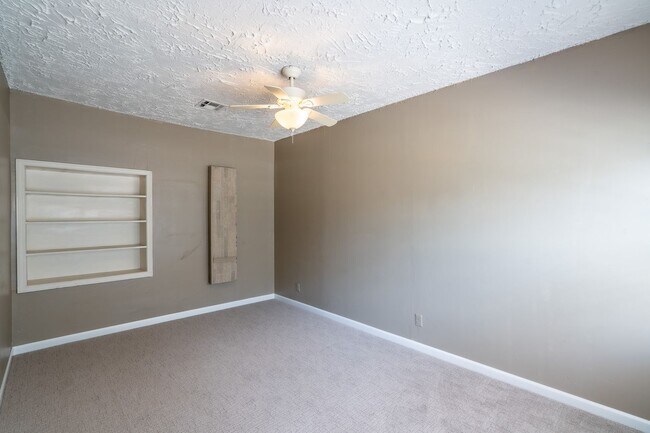Building Photo - 2 Bed 1 Bath With Bonus Room in Tulsa