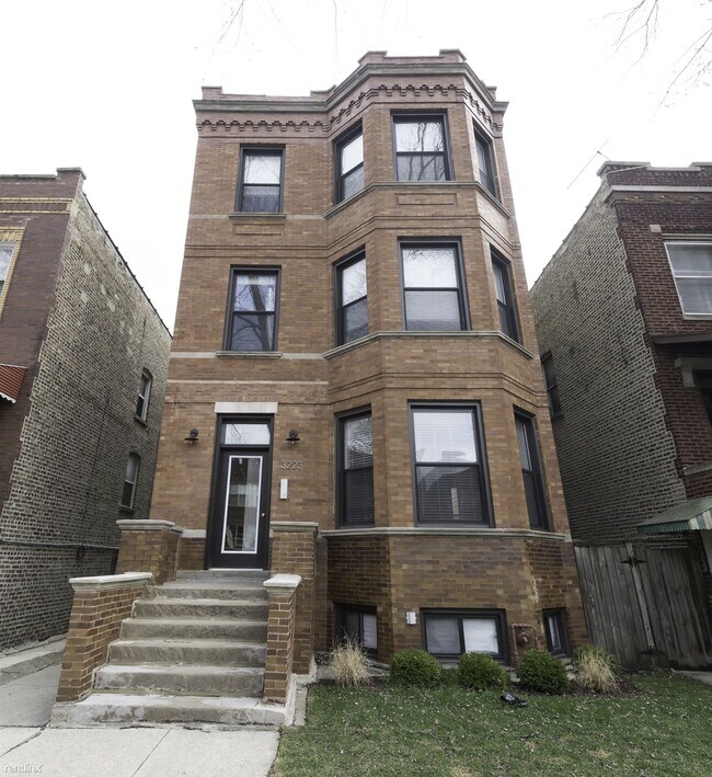 Primary Photo - 3223 N Hamlin Ave