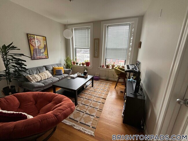 Building Photo - 1942 Beacon St