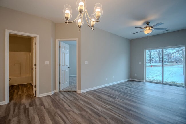 Building Photo - 344 E Stratford Ave