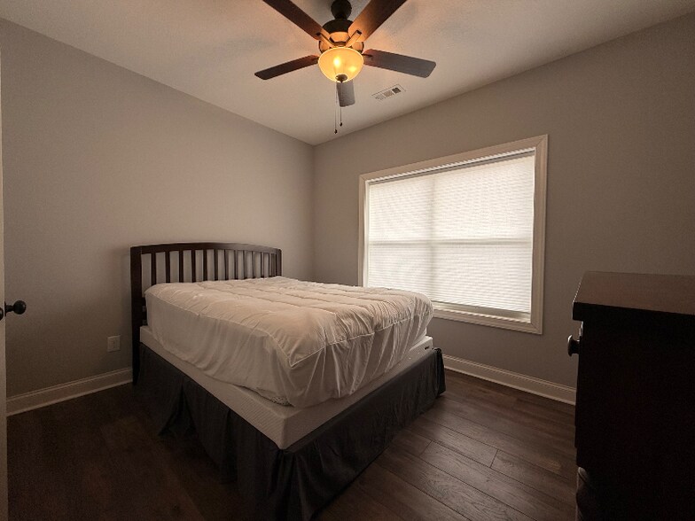 Building Photo - 445 Farmer Cir