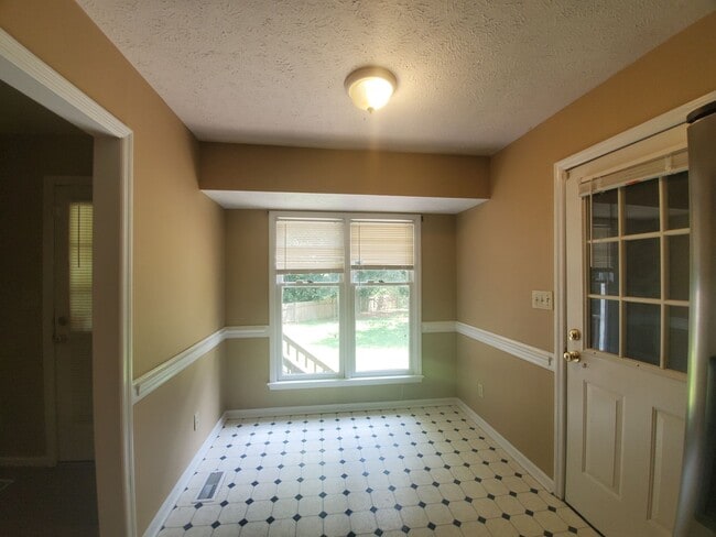 Building Photo - 5090 Summer Ridge Rd