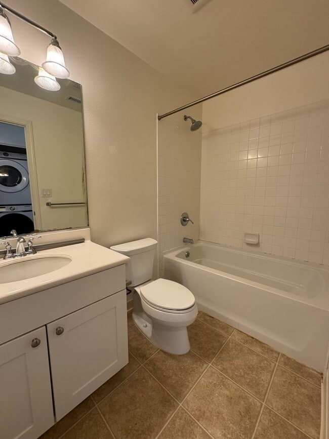 Building Photo - Stunning  3-Bedroom/2.5-Bath - $4000.00 Lo...