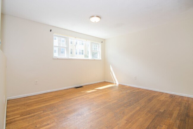 Building Photo - 123 Glenville Ave
