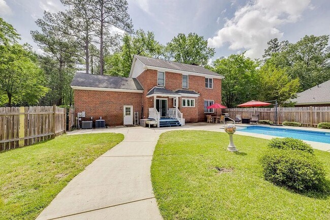 Building Photo - Stunning 4 Bed, 3 Bath Home with Pool in E...