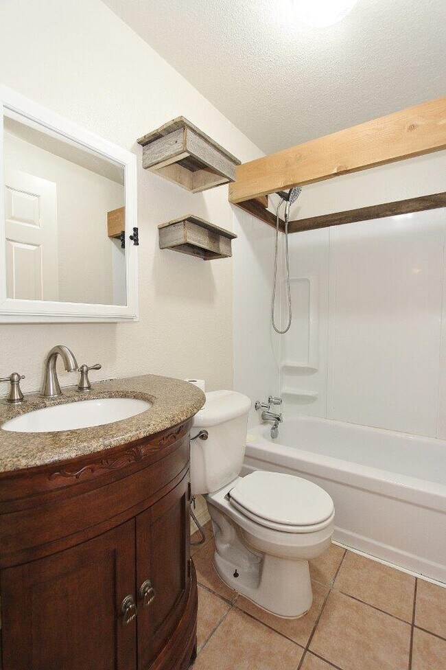 Building Photo - 816 S Wardwell Ave