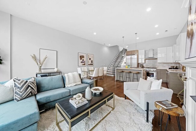 Building Photo - 1085 N Marshfield Ave