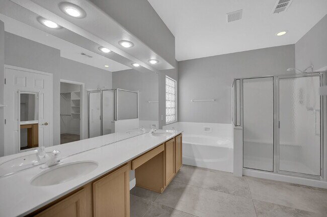 Building Photo - Spacious 4-bedroom, 3-car garage home feat...