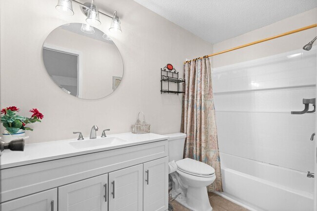 Building Photo - Long Term Furnished Top Floor Condo - 2 bed/2bath with Community Pool
