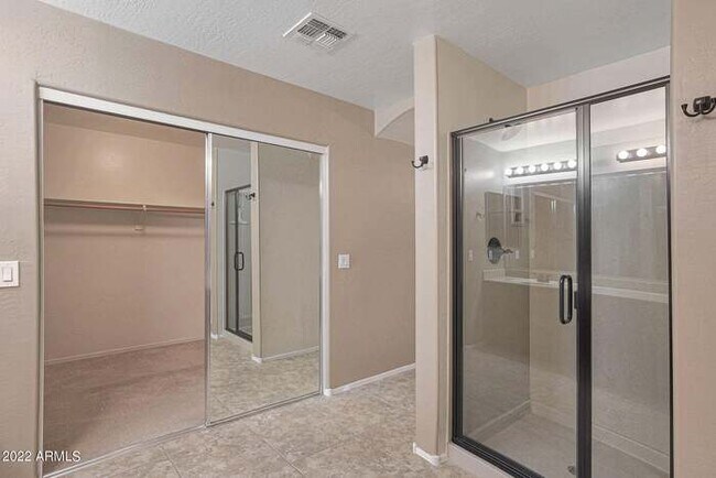 Building Photo - Beautiful 5 bedroom w/pool!