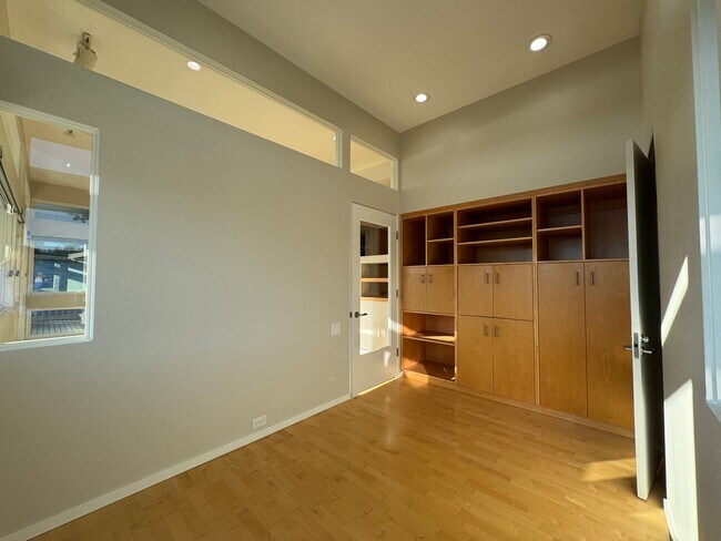 Building Photo - Breathtaking views of Chuckanut Bay!!