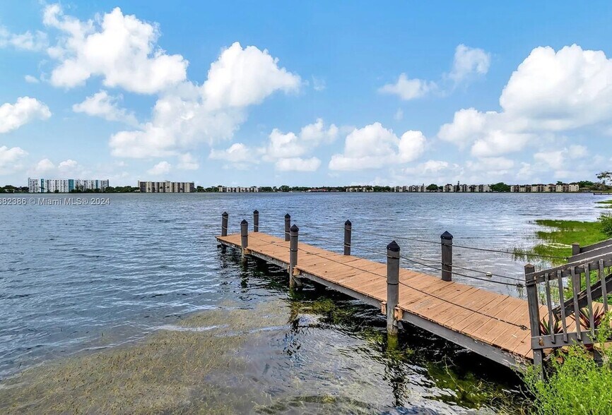 Building Photo - 115 Lake Emerald Dr