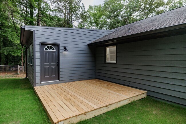Building Photo - Newly Renovated East Side Home!