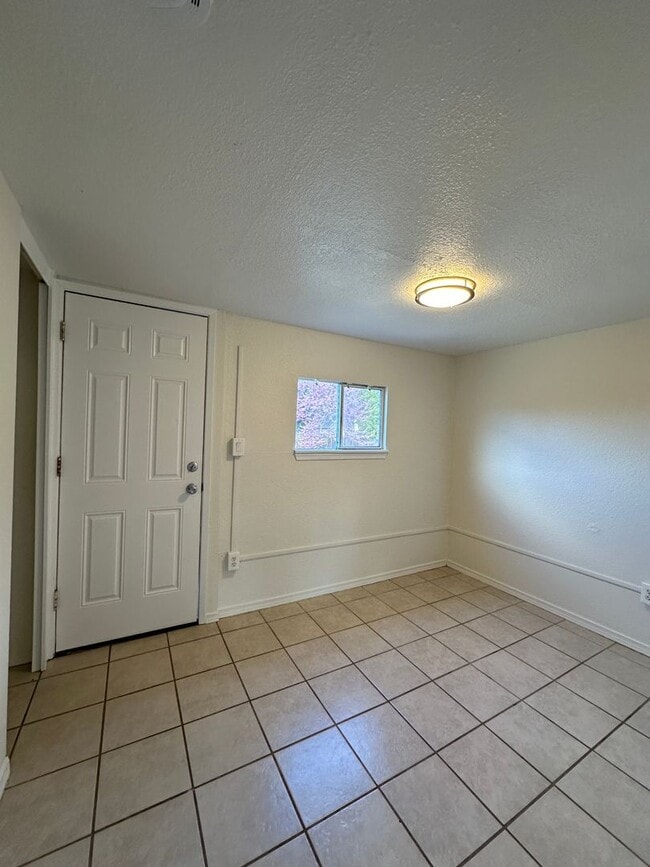 Building Photo - 809 Willard. New pictures coming soon!!