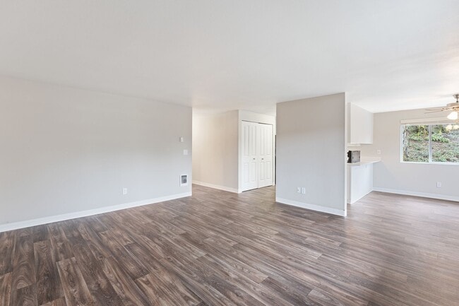 Building Photo - Huge 2 Bedroom For a Great Price!! $500 Off Your First Full Month!