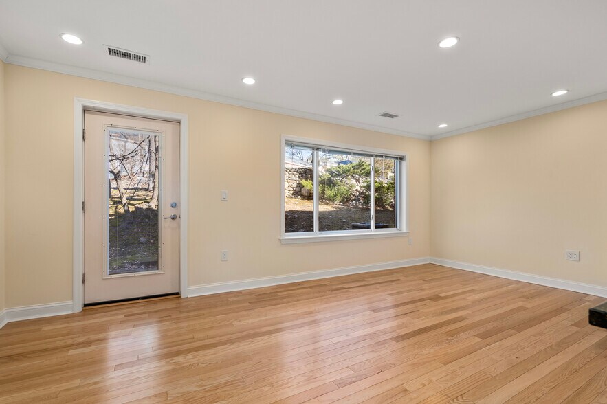 Building Photo - 107 Independence Dr