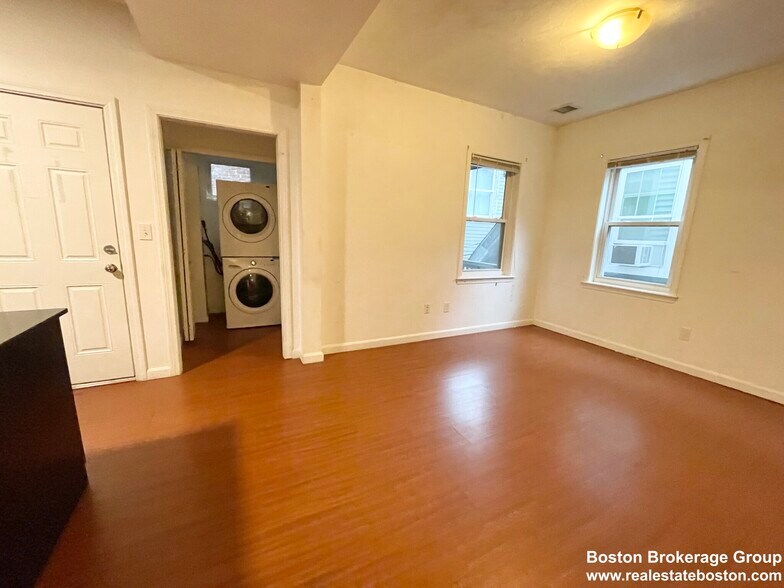 Building Photo - 93 Hillside St