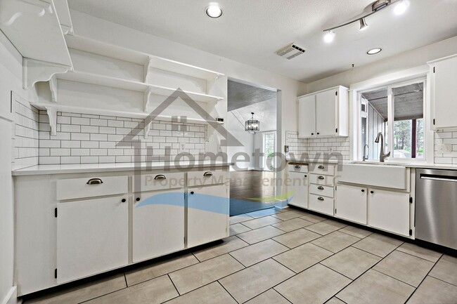 Building Photo - 4 Bedroom 4 Bathroom Home with Attached 2-...