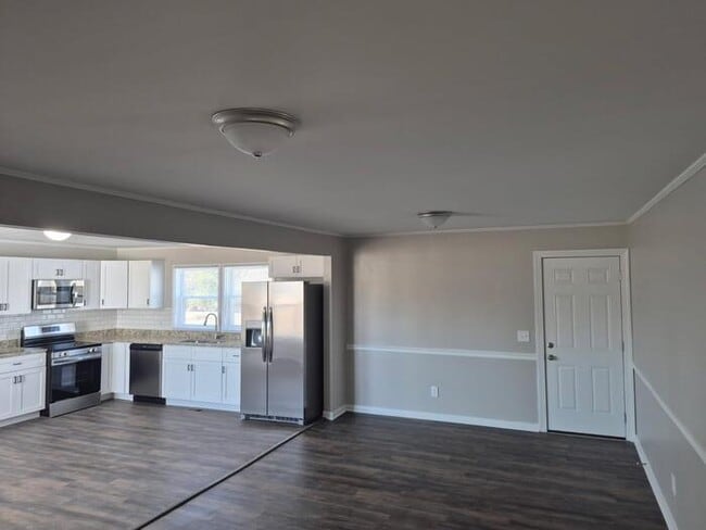 Building Photo - 3 Bedroom 1 Bath!