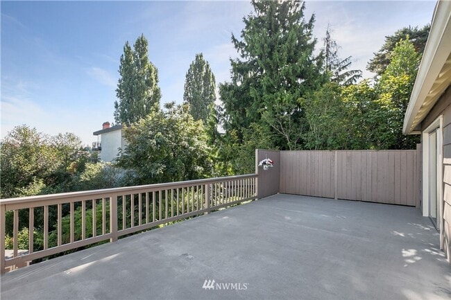 Building Photo - Spacious Montlake Rental with Stunning Vie...