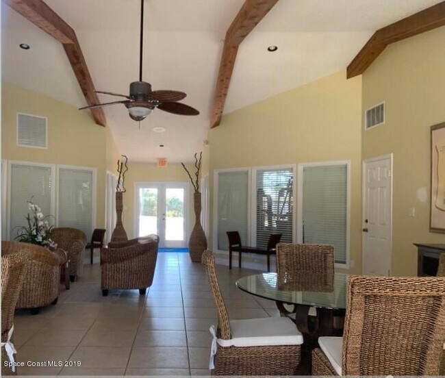 Building Photo - Beachside beauty! Updated 2nd floor unit in Beach Club!