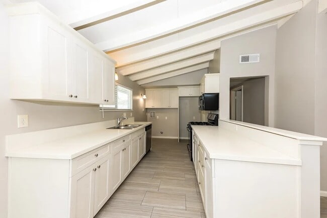 Building Photo - 227 S Louise Pl