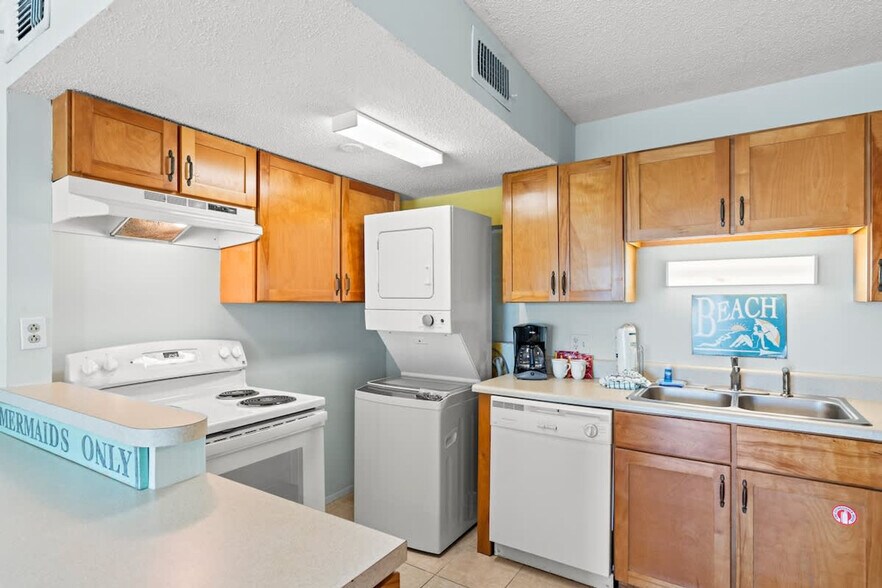 Building Photo - 8743 Thomas Dr