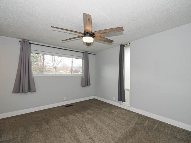 Building Photo - 5 Bedroom, 2.5 Bathrooms Home