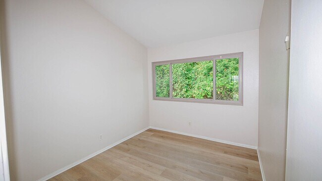 Building Photo - Updated 4BR Townhome in La Jolla Shores He...