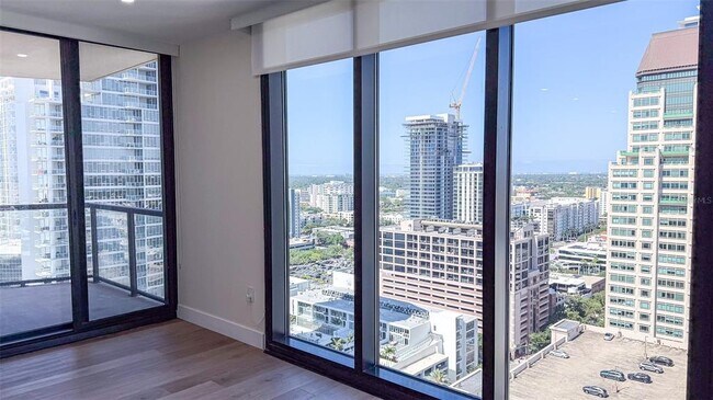 Building Photo - 1 Beach Dr SE