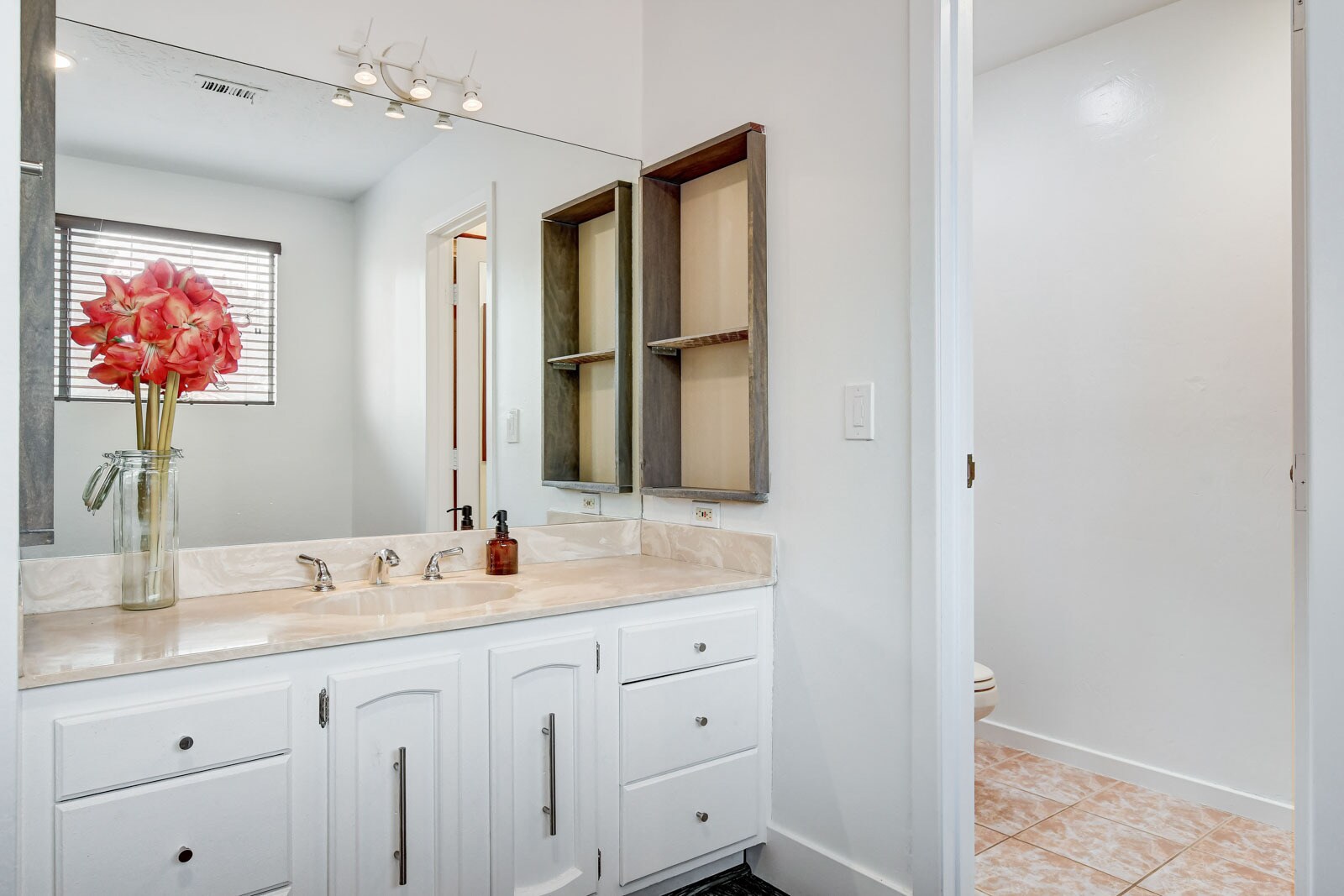 Building Photo - 945 Vegas Valley Dr