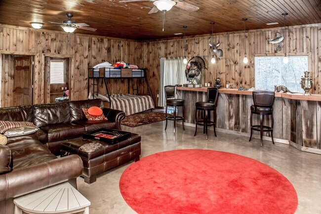 Building Photo - 4 Bedroom Hunting Lodge in Climax Springs