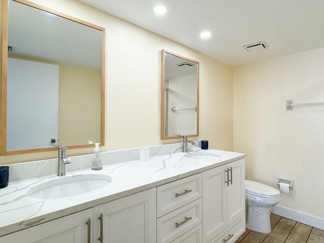 Building Photo - ** 2/2 FIRST FLOOR EMERALD LAKES BEAUTY RE...