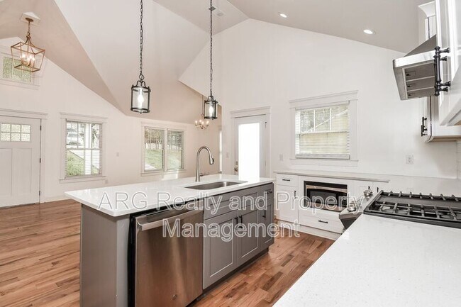 Building Photo - 2215 Lang Dr SW