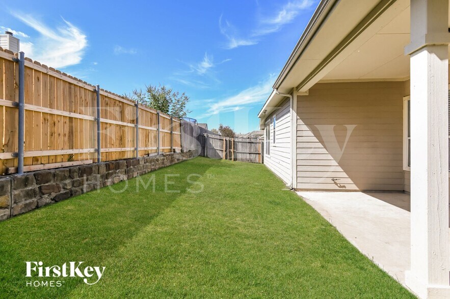 Building Photo - 423 Hackberry Dr