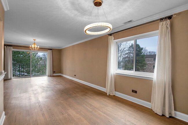 Building Photo - 1002 Castilian Ct
