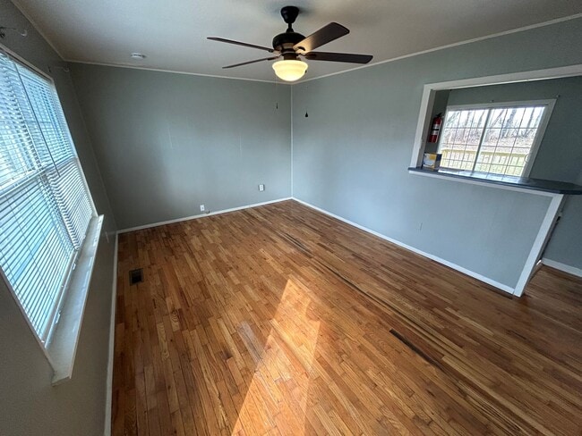 Building Photo - 3 bedroom, 1 bathroom home only minutes aw...