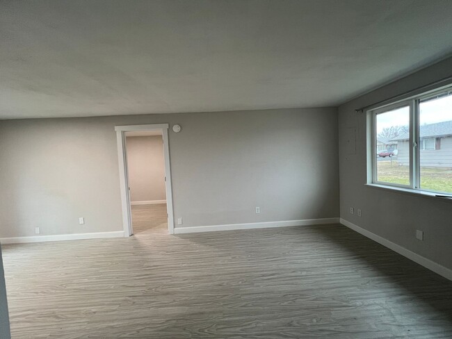 Building Photo - Freshly Remodeled 3 bedroom!