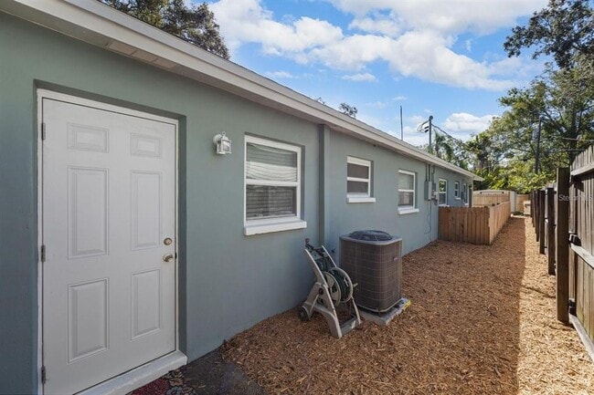 Building Photo - 715 6th Ave NE