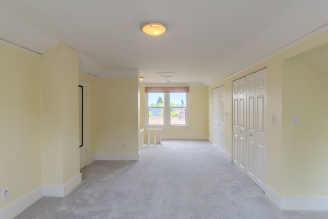 Building Photo - 3Bd/1.75Ba Seattle House
