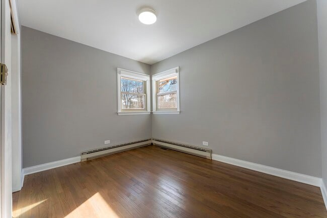 Building Photo - 390 Oak Ave