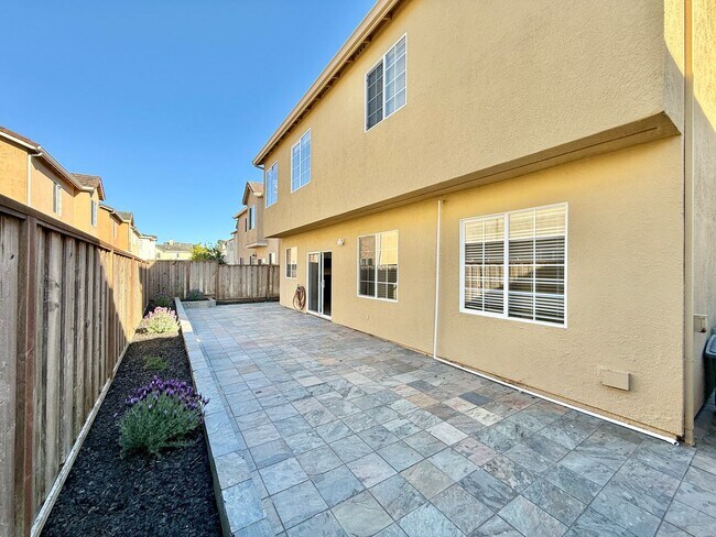 Building Photo - Renovated Coastal Home with NEW Kitchen and a Spacious Layout